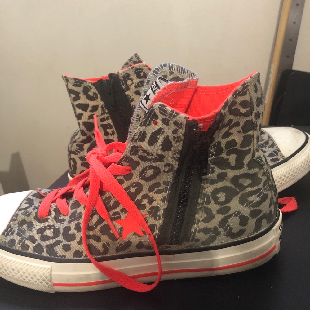 Converse One Star leopard print neon pink size 6 women’s (fits like 5-5.5)